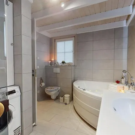 Prázdninový dům Strandhaus Ruegen - Meerblick, Sauna, Kamin & Whirlpool Baabe