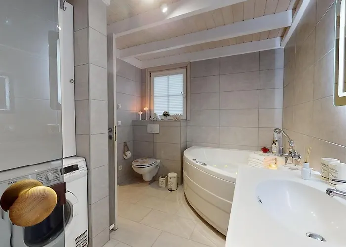 Tatil Evi Strandhaus Ruegen - Meerblick, Sauna, Kamin & Whirlpool Baabe